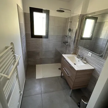 ホテル 3-room House With Pool And Garden サズ