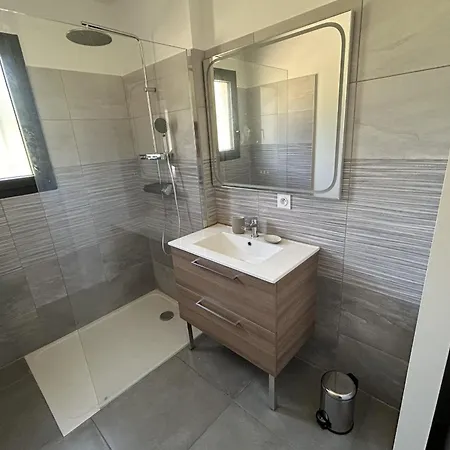 3-room House With Pool And Garden ホテル