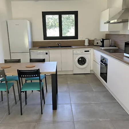 3-room House With Pool And Garden サズ