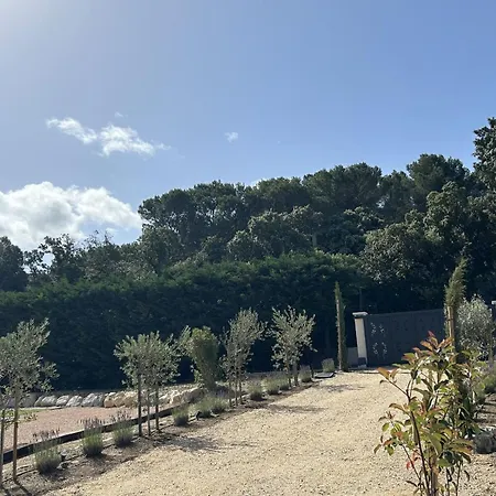 3-room House With Pool And Garden ホテル 3*