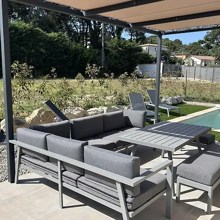 3-room House With Pool And Garden ホテル 3*