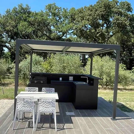 3-room House With Pool And Garden ホテル 3*